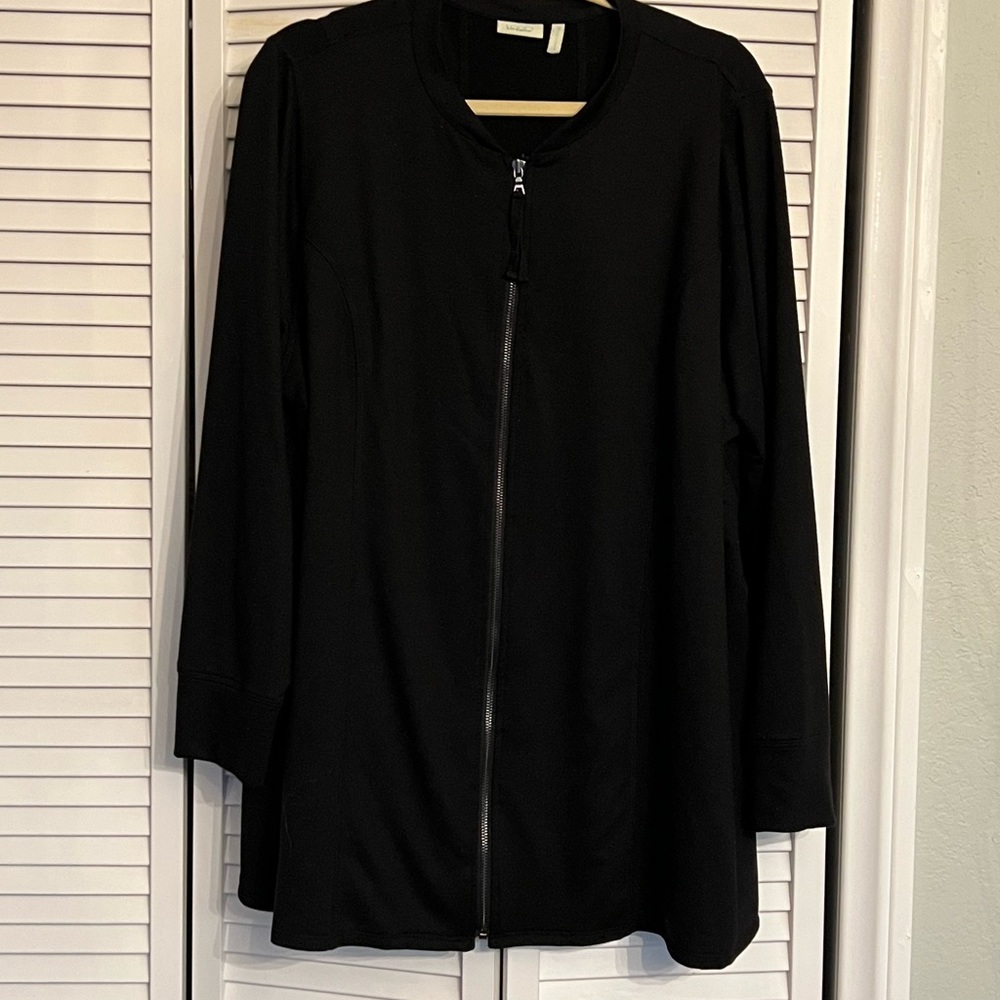 LOGO 3X zip up sweatshirt with two side pockets.